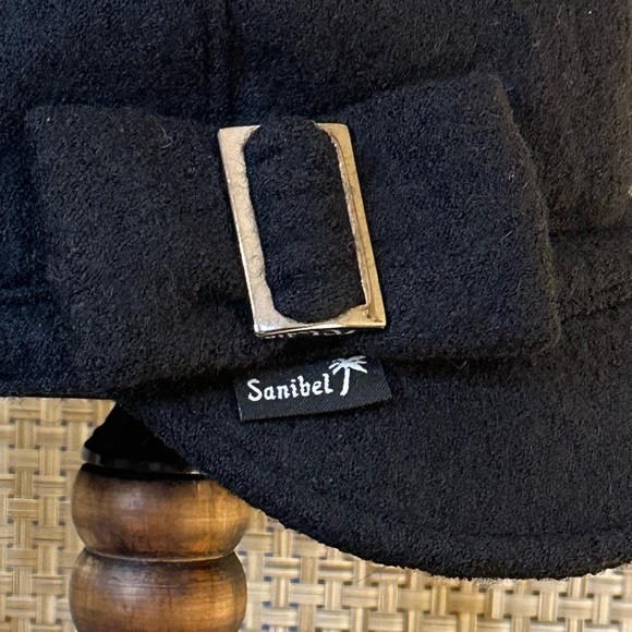 Black Six Panel Boiled Wool Newsboy Cap by Sanibel Canada - Picture 3 of 11
